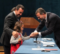 Don Felipe entrega el Premio Príncipe de Asturias de la Concordia a el presidente del Consejo General de la ONCE, Miguel Carbadella
